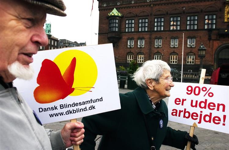 Kommunerne kan spare millioner, hvis de lader flere blinde og svagsynede tage en specialuddannelse, viser en ny undersøgelse. Her er vi på Rådhuspladsen på den internationale mærkedag for blinde i 2004, hvor omkring 1.000 mennesker markerede deres utilfredshed med blindes vilkår i Danmark. 