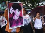Den eksilburmesiske nyhedstjeneste Democratic Voice of Burma har offentliggjort dette billede, som viser medlemmer af Myanmars opposition, som demonstrerede til fordel for Aung San Suu Kyi i dag. 