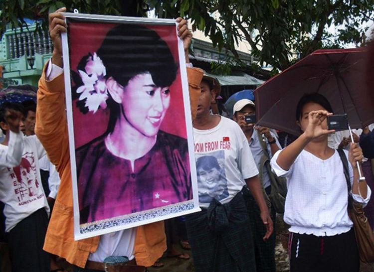 Den eksilburmesiske nyhedstjeneste Democratic Voice of Burma har offentliggjort dette billede, som viser medlemmer af Myanmars opposition, som demonstrerede til fordel for Aung San Suu Kyi i dag. 