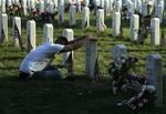 En amerikansk soldat sørger i går ved en af de mange grave for faldne i Irak-krigen på Arlington-kirkegården. 