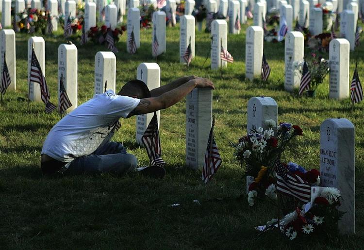 En amerikansk soldat sørger i går ved en af de mange grave for faldne i Irak-krigen på Arlington-kirkegården. 