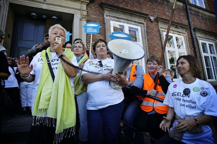 Sygeplejerskernes formand Connie Kruckow leder en af de demonstrationer, som strejken også har medført. Arkivfoto. 