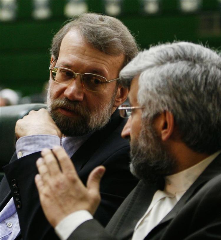 Ali Larijani ses her til venstre. Irans topforhandler i atomspørgsmål er nu valgt til parlamentsformand. Arkivfoto. 