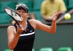Med 17 dobbeltfejl gav Maria Sjarapova sig selv store problemer i sin første kamp ved French Open. 