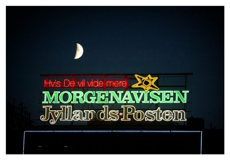 Navnet sker der ikke noget med, men avisen bliver mindre og fyrer folk. 