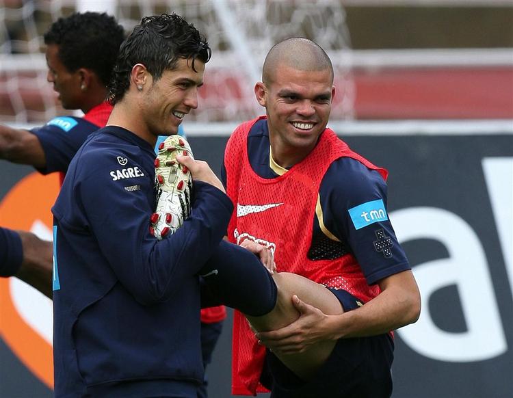 Skal man tro Real-præsident Ramon Calderon, så må Cristiano Ronaldo (til venstre) nøjes med at spille på landsholdet sammen med Real Madrid-spilleren Pepe. 