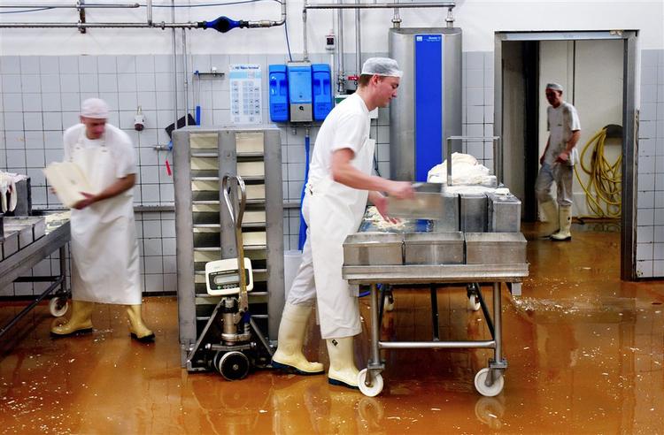 Mejerierne trues nu med boykot og blokade af mælkeproducenterne, hvis de sætter afregningspriserne ned. 