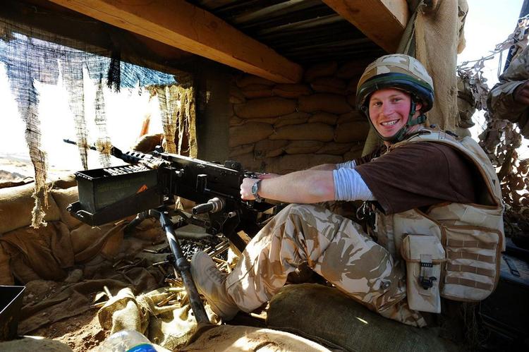Det vakte stor opsigt, da det kom frem, at den britiske prins Harry havde deltaget i en militærmission i Afghanistan (billedet). Nu skal han til Afrika. 