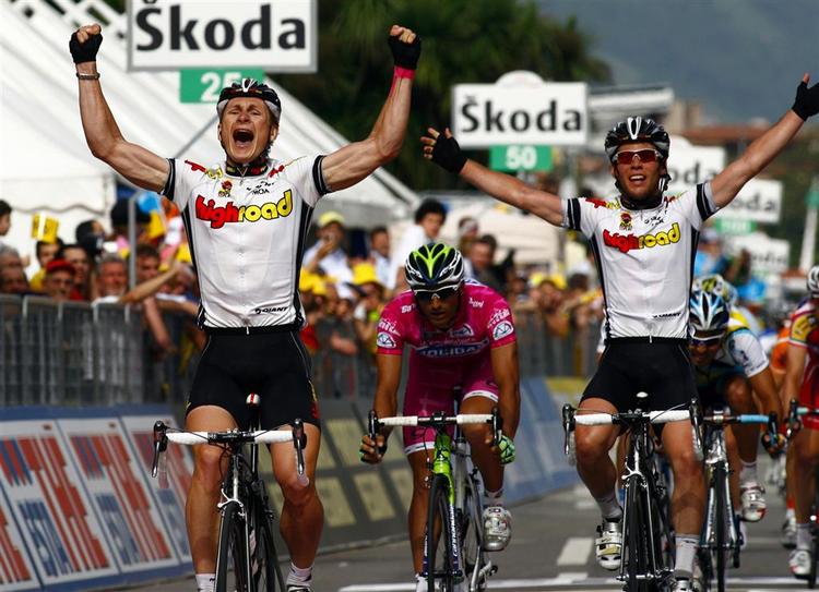 Årets trick i international cykling? Tyske Andre Greipel (tv.) passerer målstregen foran sin britiske holdkammerat Mark Cavendish. 