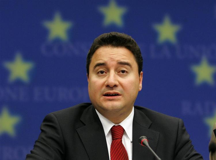 Det kan godt være, I ikke vil have os med i EU, men I skal forhandle med os som planlagt, sagde Tyrkiets udenrigsminister Ali Babacan i dag med adresse til Frankrig. 