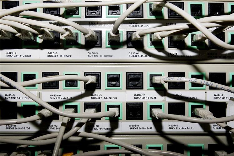 Den franske regering vil give fildelere internet-karantæne i et op til et år. 
