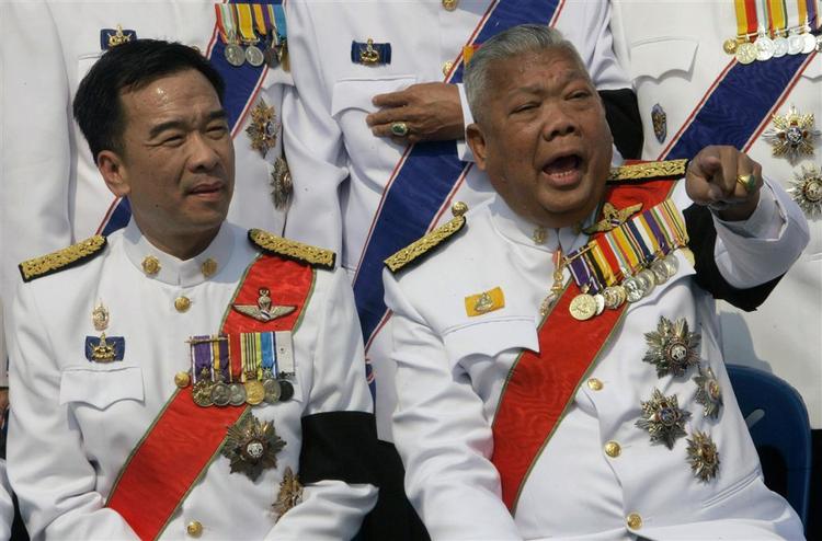 Thailands regeringschef Samak Sundaravej med sit partis næstformand ved en ceremoni for nylig. 
