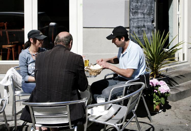 Burritoen på Café Guggenheim minder anmelderens datter om »sådan noget mad, man får til håndbold«. Men burgeren, stjerneskuddet og stemningen er god. 
