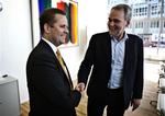 Mads Lebech (tv.) og FOA-formand Dennis Kristensen giver hånd på aftalen. Nu har FOAs medlemmer også accepteret det. Arkivfoto. 