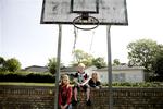 Nikoline, Mikkel og Cecilie fra 5. klasse i skolegården på Kirsebærhavens Skole i Valby. Der er ikke så meget at lave, mener eleverne, fordi »alting er gået helt i stykker«. 