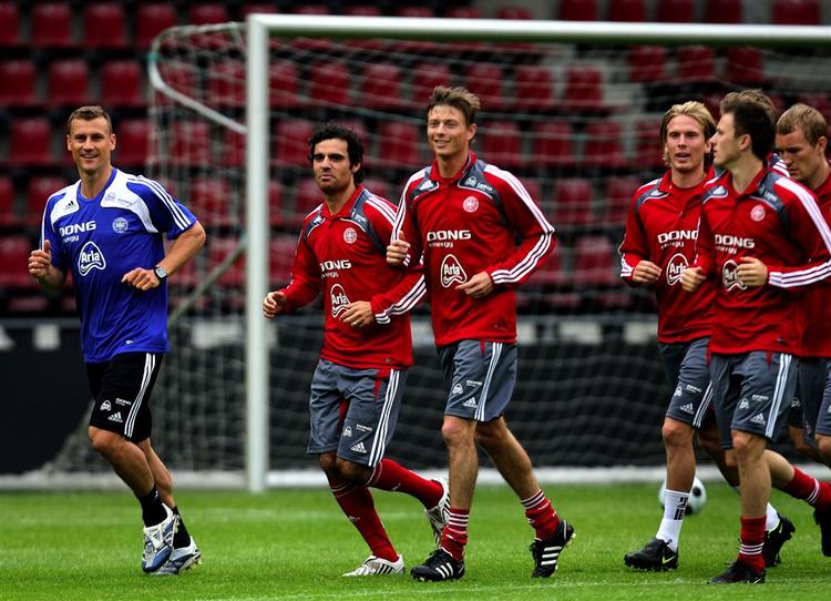 Ebbe Sand (tv.) løber forrest under opvarmningen. I aften bliver angrebstræneren holdt med selskab på Danmarks reservebænk af sin tidligere angrebspartner, Jon Dahl Tomasson (nr. 3 fra venstre), der er skadet 