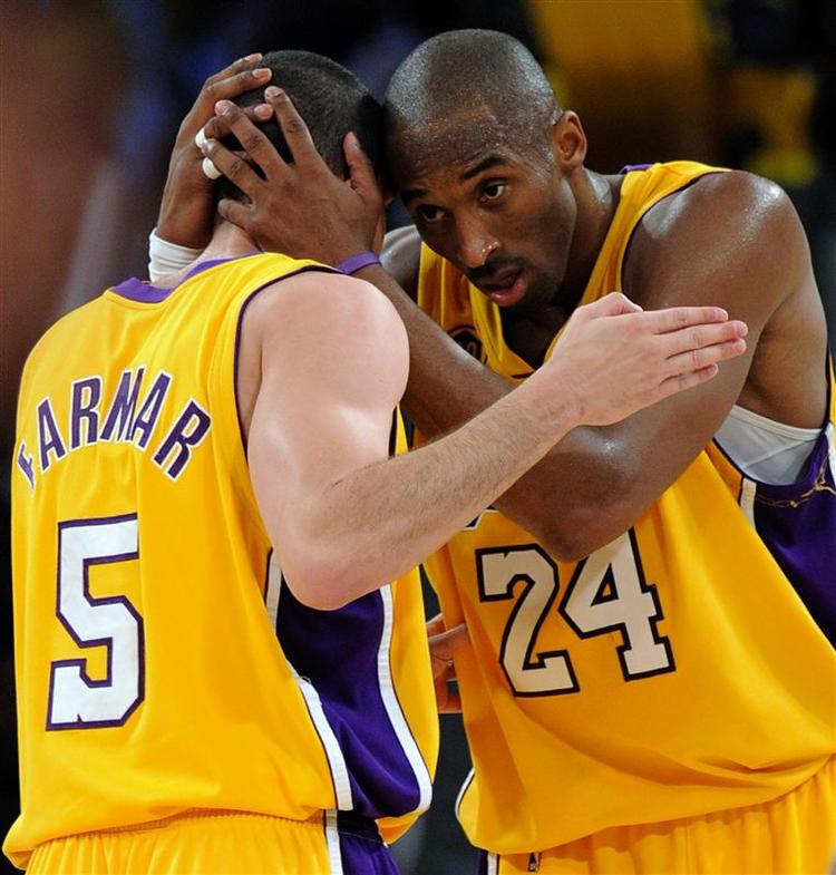 Kobe Bryant (th) blev kampens topscorer, da LA Lakers sikrede sig en finaleplads i NBA. 