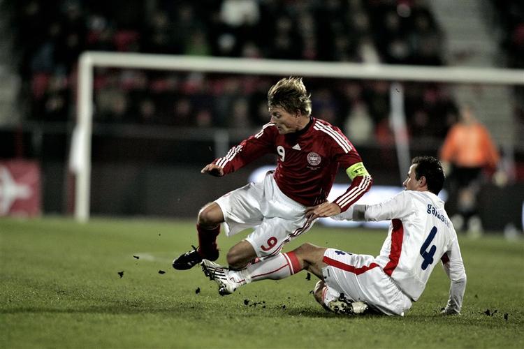 Jon Dahl Tomasson må udskyde sin landsholdskamp nummer 100 på grund af en skade. - Arkivfoto. 