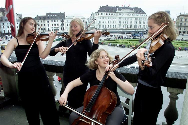 Flere danskere er med i Den Internationale Carl Nielsen Violinkonkurrence. Blandt andet (fra venstre) Anna Zelianodjevo og Kirstine Futtrup her på et arkivfoto sammen med kaja Aadne og Magda Stevensson. 