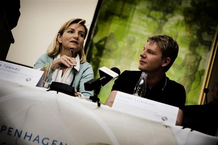 Bjørn Lomborg fremlægger konklusionerne fra Copenhagen Consensus flankeret af udviklingsminister Ulla Tørnæs (V). 