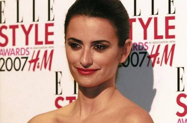 En søgning på magasinet Elle i fotoarkivet giver lutter smukke kvinder. Her skuespilleren Penelope Cruz der modtager en Elle-filmpris i London i februar 2007. 