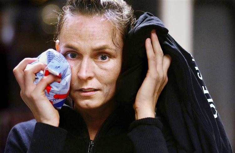 En sprængt trommehinde kan ikke stoppe Anita Christensen. Efter en kort  skadespause er hun klar til at bokse sig til USA. Billedet er fra sejren over Ada 'Ace' Velez i 2004. 
