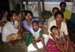 Flygtninge søger beskyttelse for den heftige regn i et kloster i Myanmars Irrawaddy delta. 
