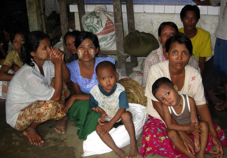 Flygtninge søger beskyttelse for den heftige regn i et kloster i Myanmars Irrawaddy delta. 