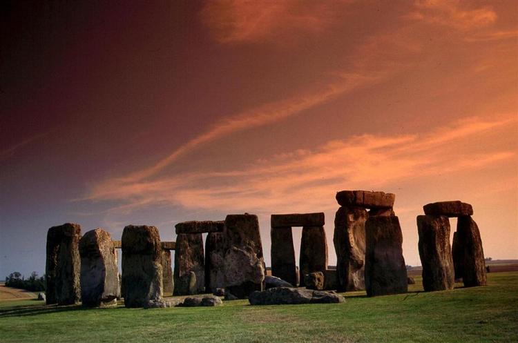 Teorierne om Stonehenge har varieret fra landingssted for ufoer til et helligt sted med magisk helbredende kræfter. 