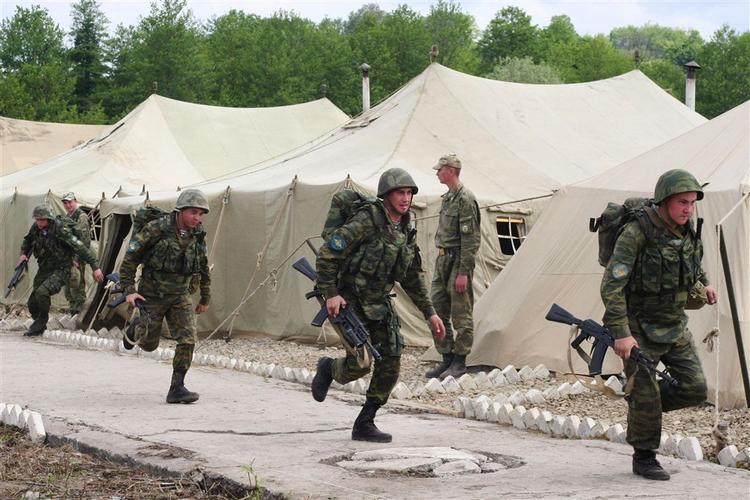 Russiske soldater træner i Abkhasien som led i den optrappede strid med nabolandet Georgien. Arkivfoto. 