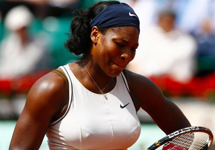 En skuffet Serena Williams må indse, at French Open fortsætter uden hende. 
