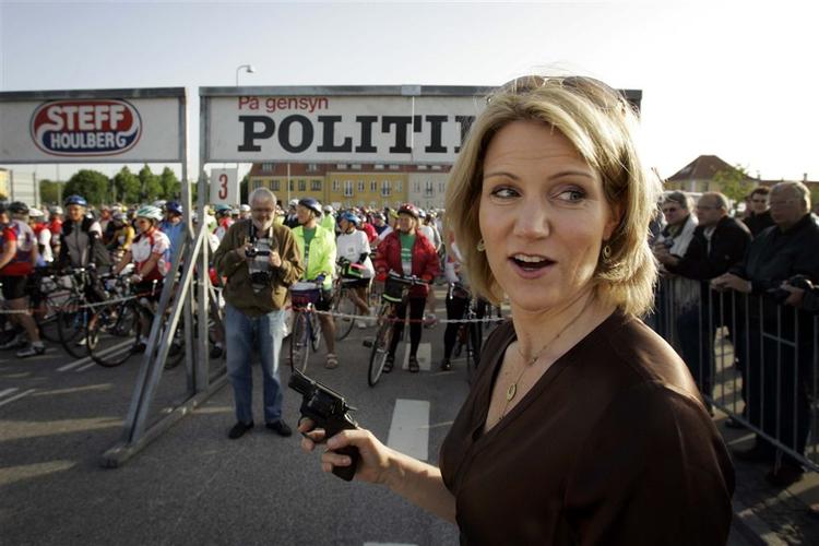 Socialdemokraternes formand var bevæbnet, da hun tidligt lørdag stod klar i Køge Havn sammen med flere tusind andre tøser. Hun skød dog bare op i luften. 