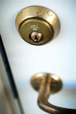 Hvis man glemmer at låse sin dør, risikerer man, at en dame flytter ind i ens skab. Hmmm. Arkivfoto 