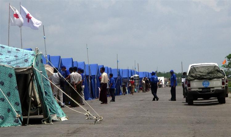 FN-personale ankommer til en flygtningelejr i Myanmars hovedby Yangon i dag. 