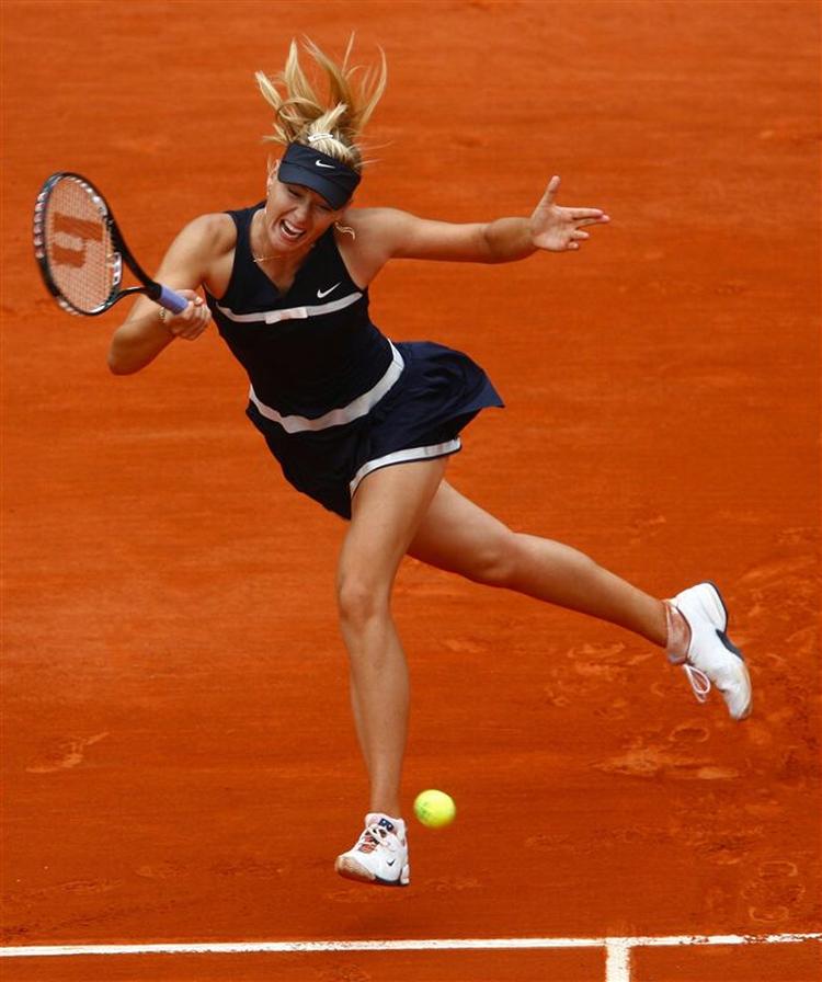 Russiske Maria Sharapova var lang tid om at komme i gang mod italieneren Karin Knapp i dagens kamp ved French Open. 