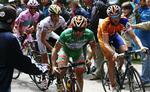 Italiens Emanuele Sella (i grøn trøje) vandt dagens bjergetape i Giro d'Italia. Spanske Alberto Contador (til venstre i lyserød førertrøje) ser ud til at blive samlet sejrherre. 