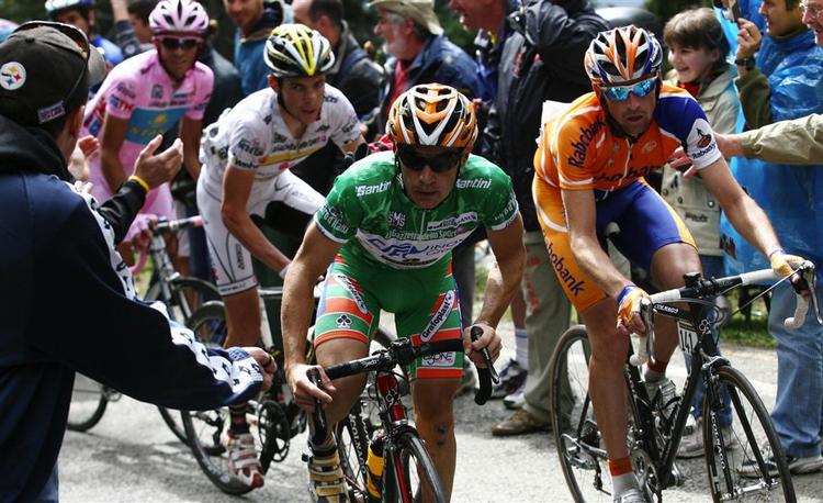 Italiens Emanuele Sella (i grøn trøje) vandt dagens bjergetape i Giro d'Italia. Spanske Alberto Contador (til venstre i lyserød førertrøje) ser ud til at blive samlet sejrherre. 