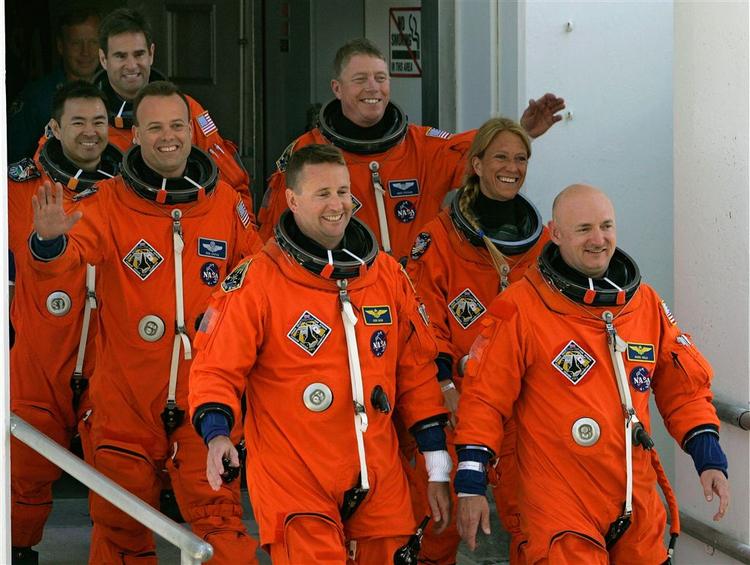 De syv astronauter på vej ind i rumfærgen kort før opsendelsen. 
