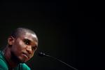 Den camerounske landsholdspiller Samuel Eto'o nikkede en skalle til en journalist under et pressemøde. Arkivfoto 