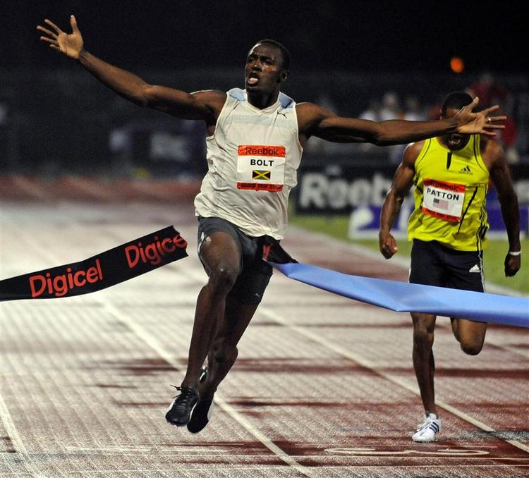 Den 196 centimeter høje Usain Bolt fik sine lange ben i omdrejninger i nat dansk tid i New York. 