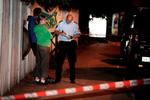 Politiet mangler endnu at afhøre flere involverede i tumultet, der førte til 16-årige Carlos' død søndag klokken 10.15. Den mistænkte nægter sig skyldig. 