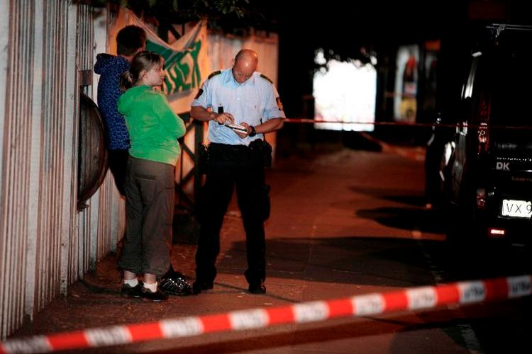 Politiet mangler endnu at afhøre flere involverede i tumultet, der førte til 16-årige Carlos' død søndag klokken 10.15. Den mistænkte nægter sig skyldig. 