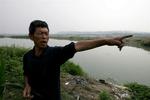 Landmanden Yui Chengdi peger mod floden, der er vokset til en sø og truer med at oversvømme flere landsbyer i Sichuan provinsen. 200.000 mennesker er evakueret fra området. 