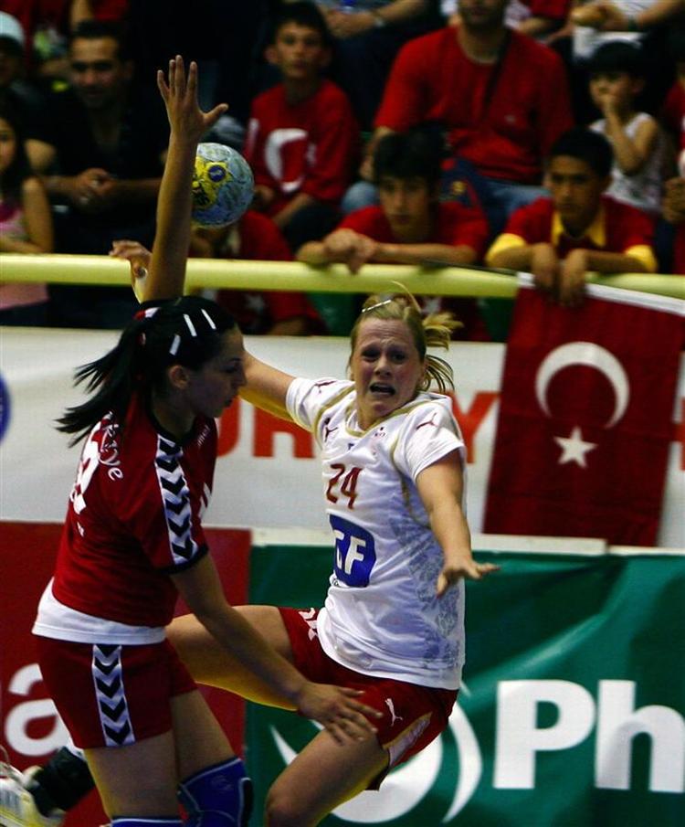 Berit Kristensen forsøger sig med et skud mod det tyrkeiske mål under kampen i Ankara, som Danmark tabte med et enkelt mål. 