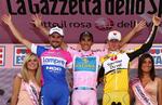 Vinderen af årets Giro d'Italia, Alberto Contador (midt) flankeret af nummer to i løbet, italieneren Riccardo Ricco (th) og den samlede nummer tre, Marzio Bruseghin fra Italien. 