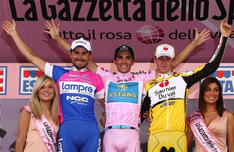 Vinderen af årets Giro d'Italia, Alberto Contador (midt) flankeret af nummer to i løbet, italieneren Riccardo Ricco (th) og den samlede nummer tre, Marzio Bruseghin fra Italien. 