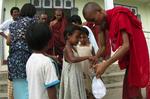 En buddhistisk munk modtager mad fra gavmilde borgere i Myanmar. Snart kan det være slut med amerikanernes forsøg på at hjælpe med nødhjælp. 