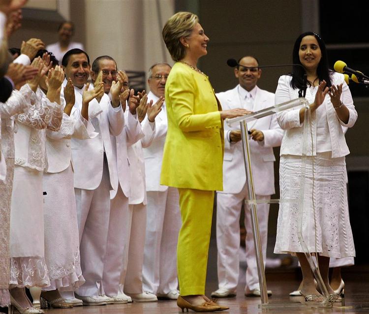 Hillary Clinton taler til en menighed i San Juan, Puerto Rico. 