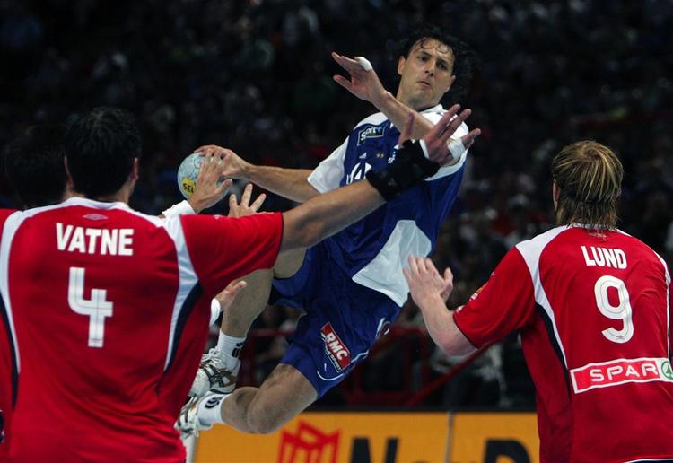Allerede inden sidste kamp mod Norge havde Frankrig sikret sig deltagelsen ved OL i Beijing. Jerome Fernandez blev topscorer med ni mål i den betydningsløse sejr på 28-23 over Stian Vatne, Børge Lund og de øvrige nordmænd. 