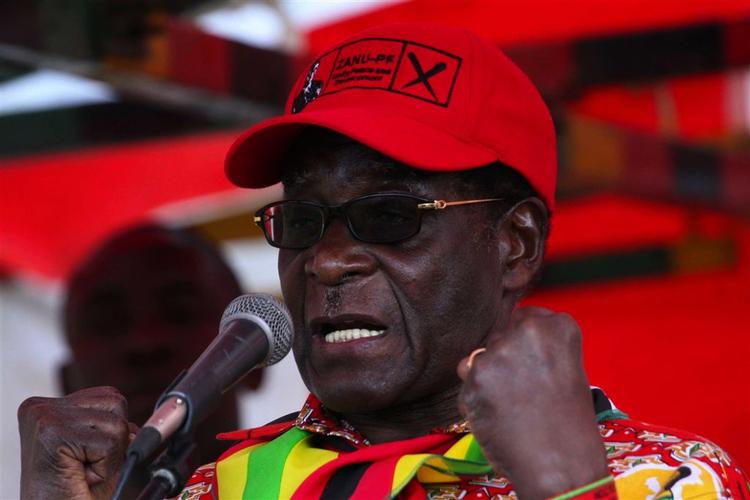Præsident Robert Mugabe beskyldes for at have ført Zimbabwe på randen af kollaps. Arkivfoto. 